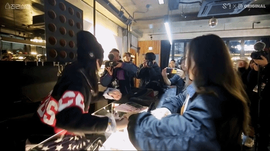 태연이 와줘서 울먹이는 설리...gif | 인스티즈