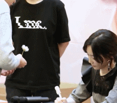 태연 손떠는 팬 사인회 재방문.gif | 인스티즈