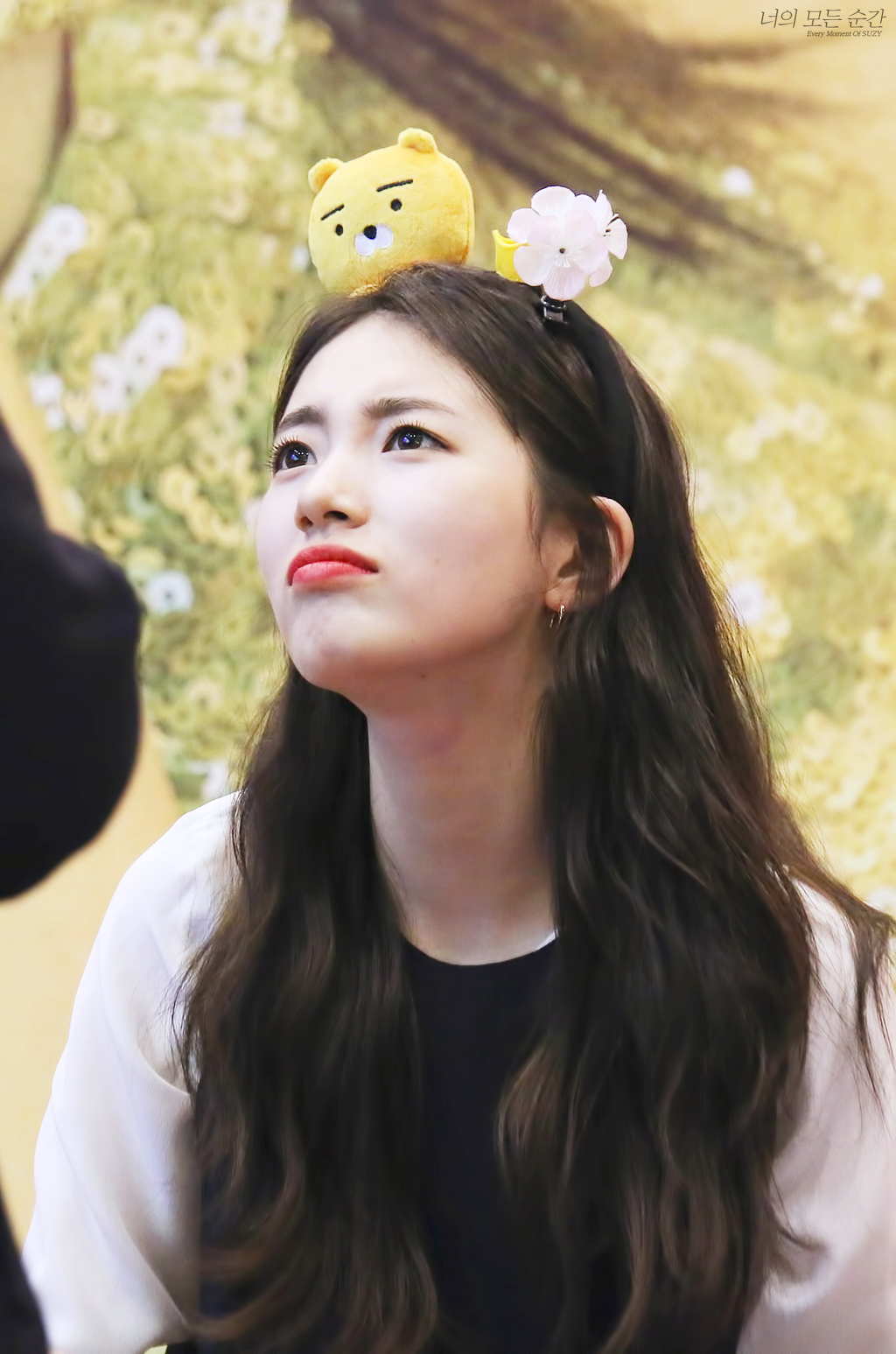 팬들과 아이컨택을 참 잘하는 수지.jpgif | 인스티즈