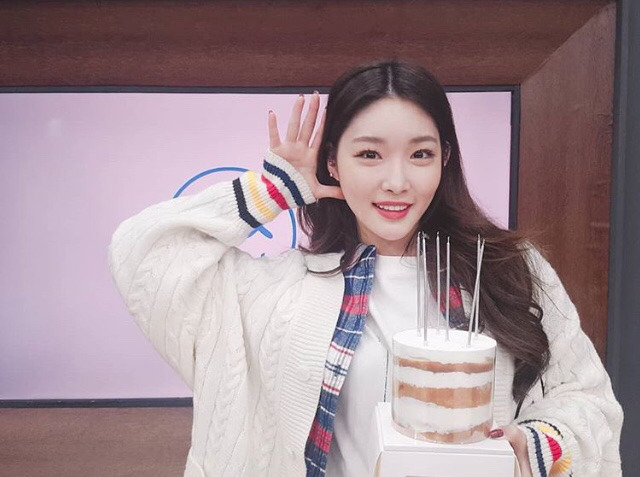 라디오 진행하는 청하.jpg | 인스티즈