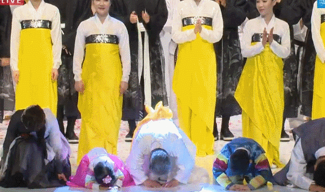 평창 개회식에 나온 애기보고 좋아하는 문대통령.gif | 인스티즈