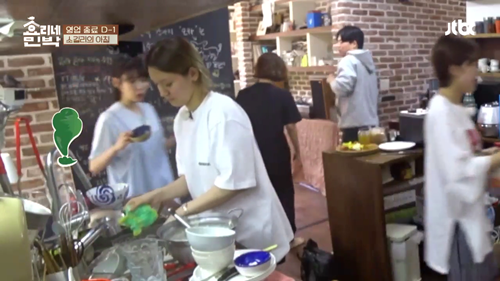 [효리네민박] 설거지 사수하는 아이유. jpgif | 인스티즈