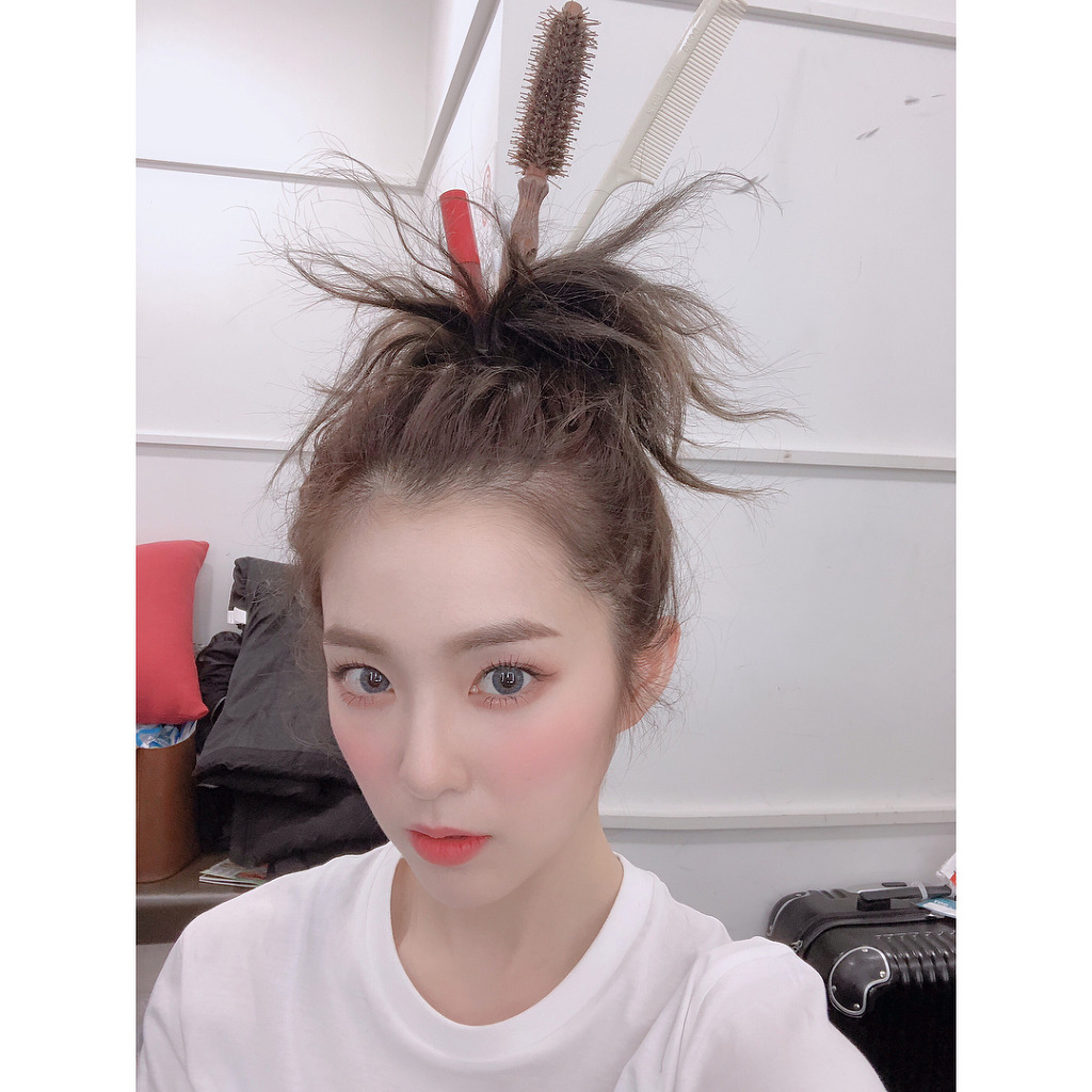 헤어 선생님이 자신의 머리로 장난쳐서 걱정하면서도 즐기는 아이린.jpgif | 인스티즈