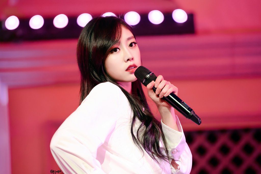 자기도 조금은 이쁜거 알고 있는 뻔뻔한 러블리즈 서지수.gif | 인스티즈