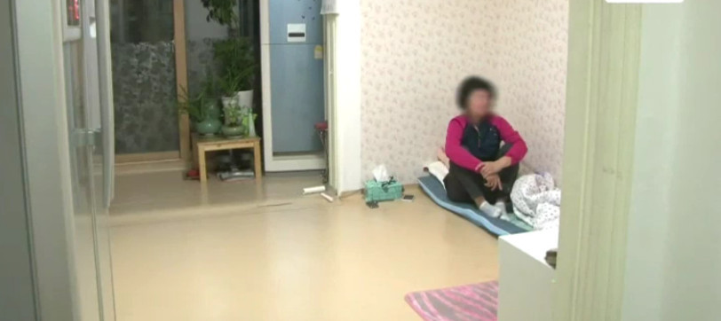 잠을 못 이루어 10년째 매일 밤 소주를 마시는 50대 여성 | 인스티즈