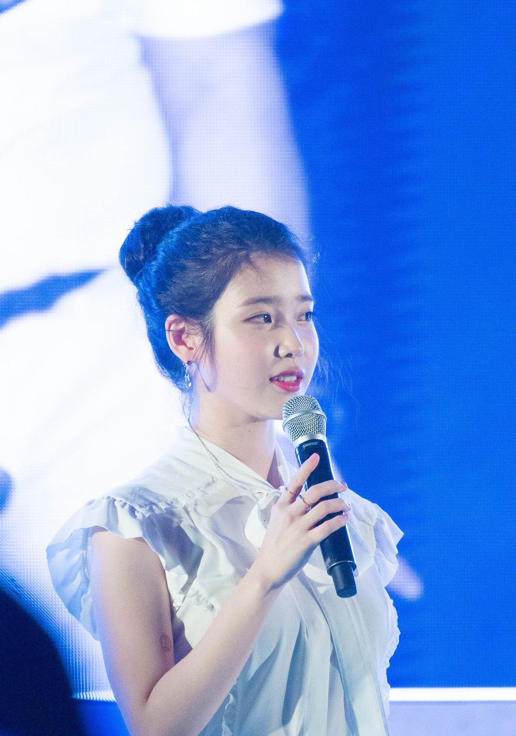 180803 아이유 IU 라이브 해운대 하이트 feat.지은이 쏘주 원샷~ | 인스티즈