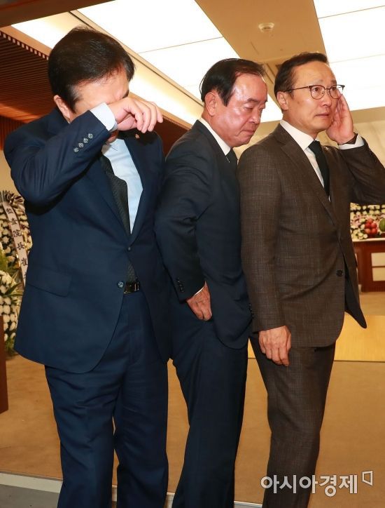 노회찬 의원 빈소에서 오열하는 김성태 홍영표 원내대표 | 인스티즈