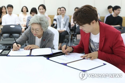 남자 연예인중 꾸준히 기부를 많이해 표창받았던 박수홍 | 인스티즈